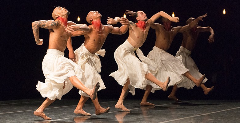 Photo of shirtless men of Grupo Corpo dancing