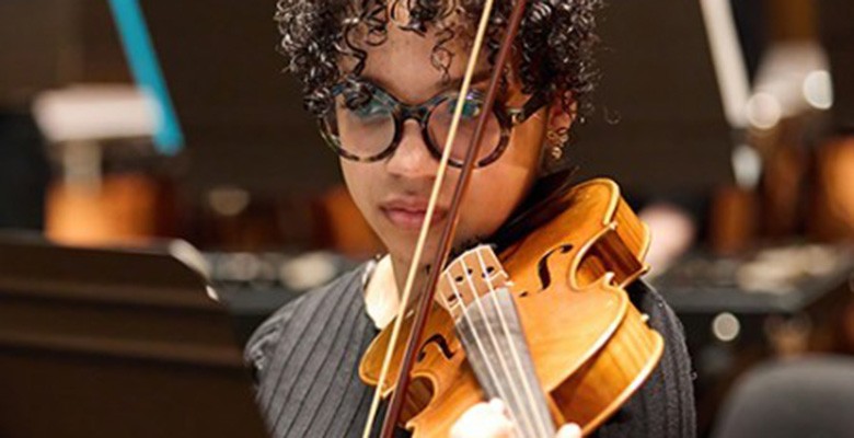 Photo of PYP student playing violin